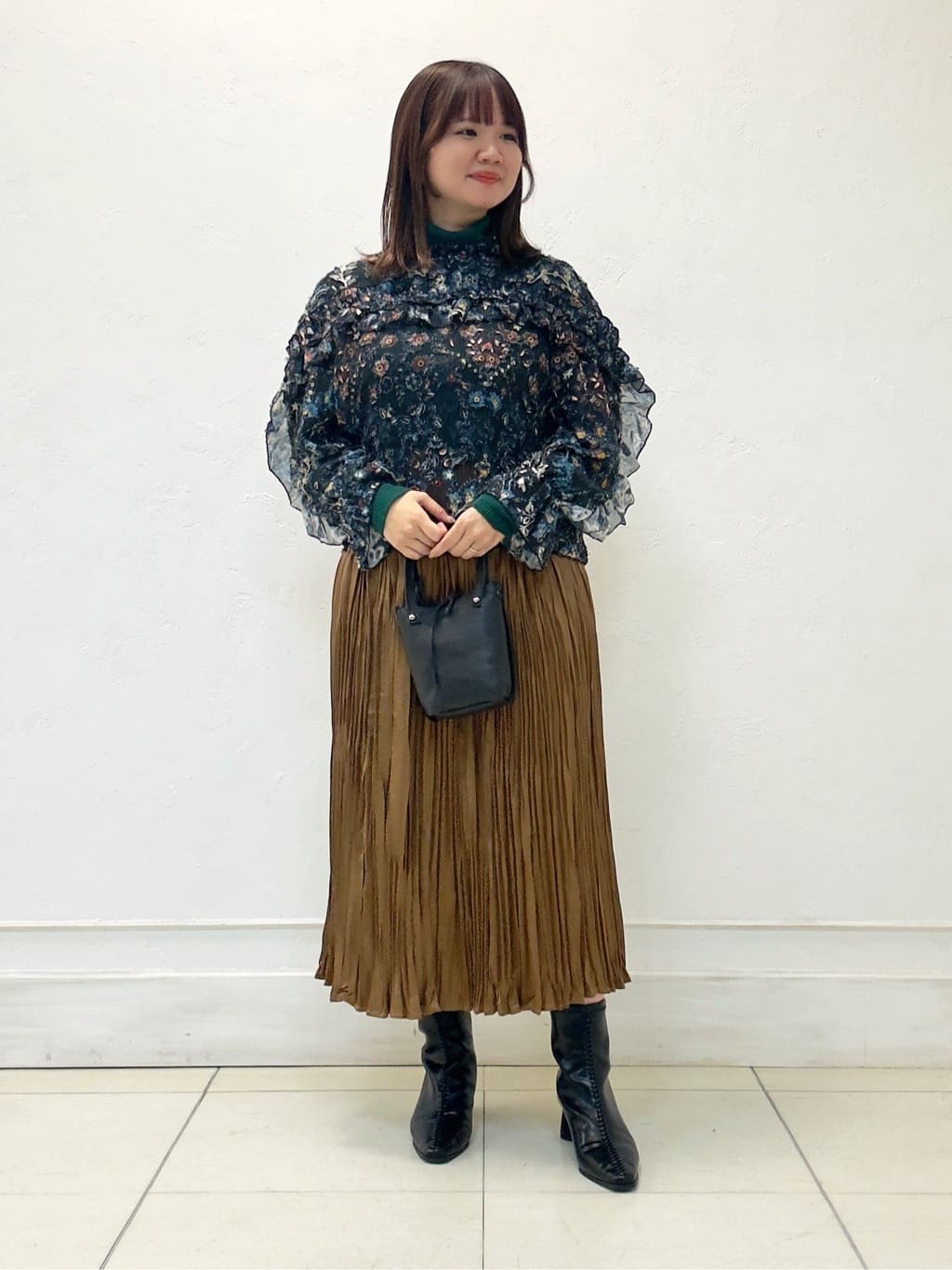 イベントシーンを華やかに彩る、大人のホリデーコーデ