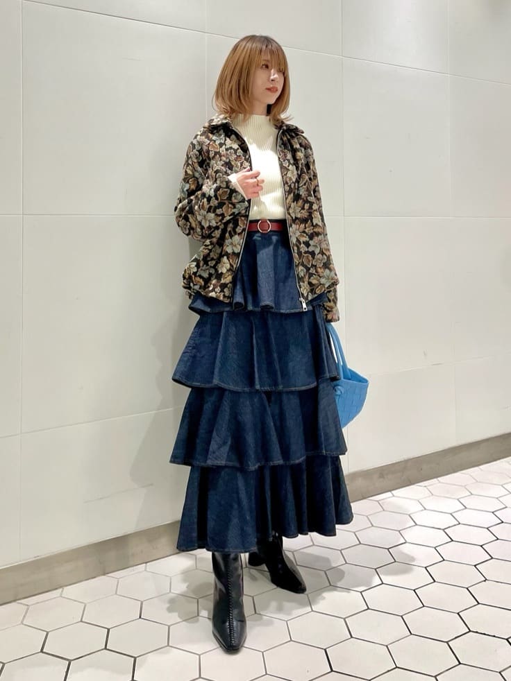 イベントシーンを華やかに彩る、大人のホリデーコーデ