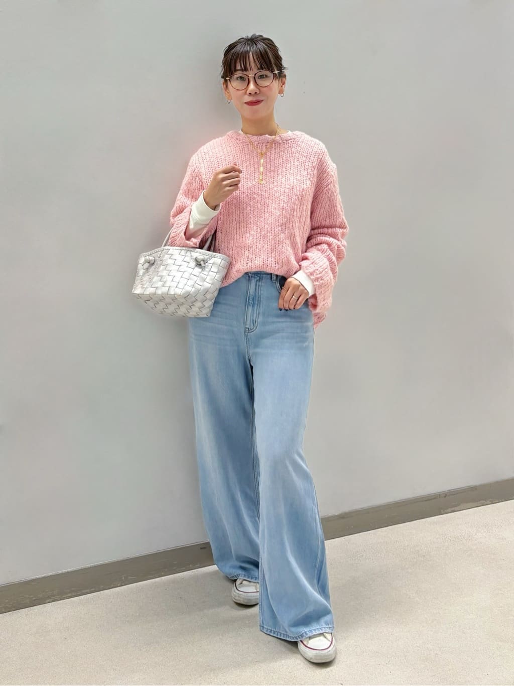 イベントシーンを華やかに彩る、大人のホリデーコーデ