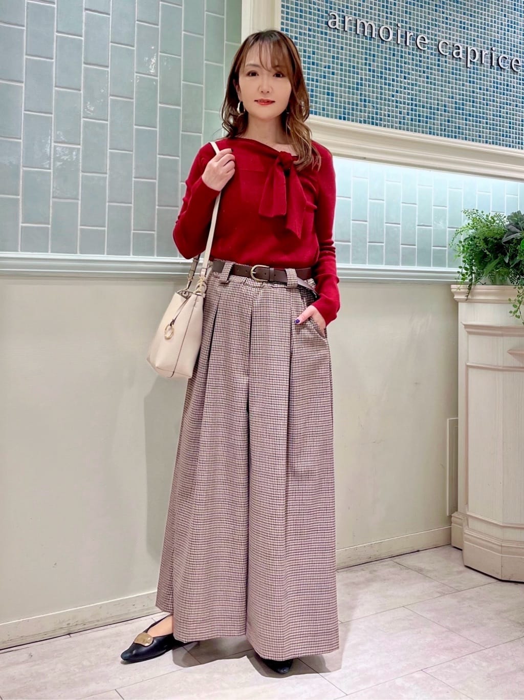 イベントシーンを華やかに彩る、大人のホリデーコーデ