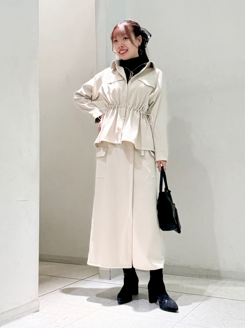 イベントシーンを華やかに彩る、大人のホリデーコーデ