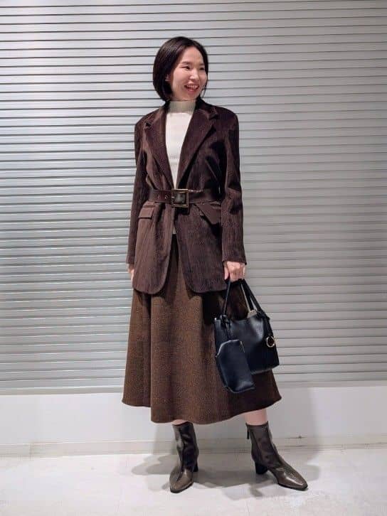 イベントシーンを華やかに彩る、大人のホリデーコーデ