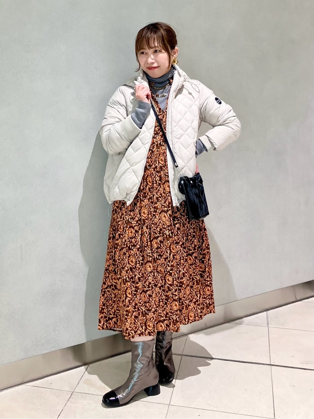 イベントシーンを華やかに彩る、大人のホリデーコーデ