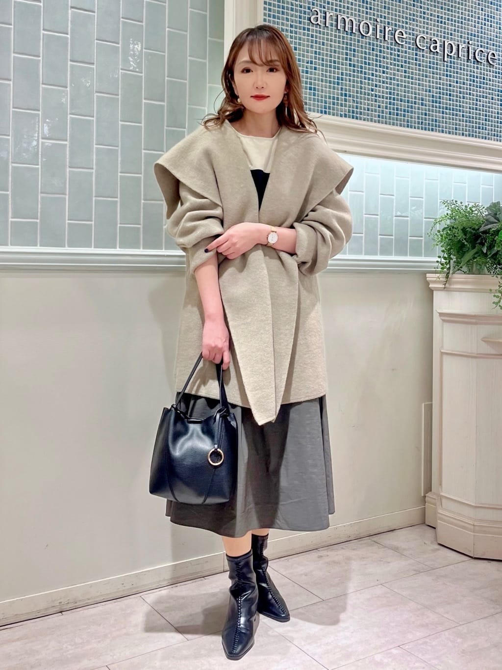 イベントシーンを華やかに彩る、大人のホリデーコーデ