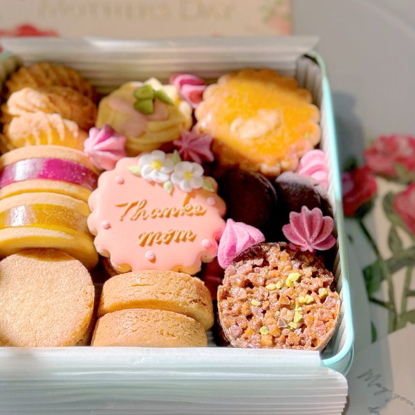 UN LIVRE 母の日クッキー缶 寄り