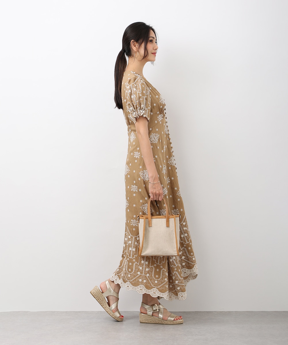パフスリーブ刺繍ワンピース
