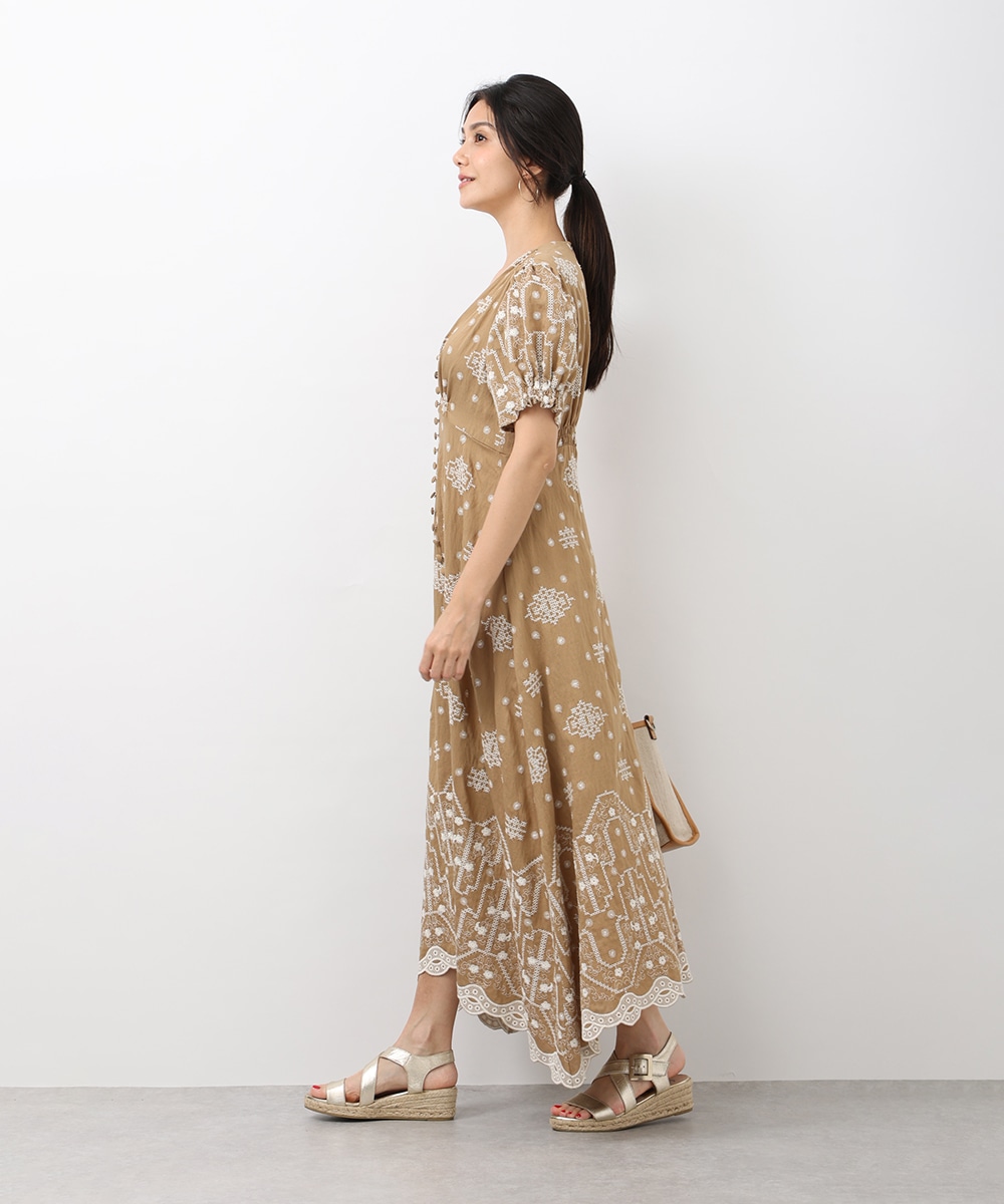 パフスリーブ刺繍ワンピース