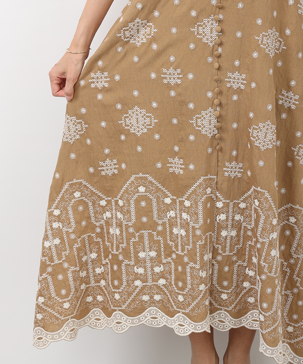 パフスリーブ刺繍ワンピース