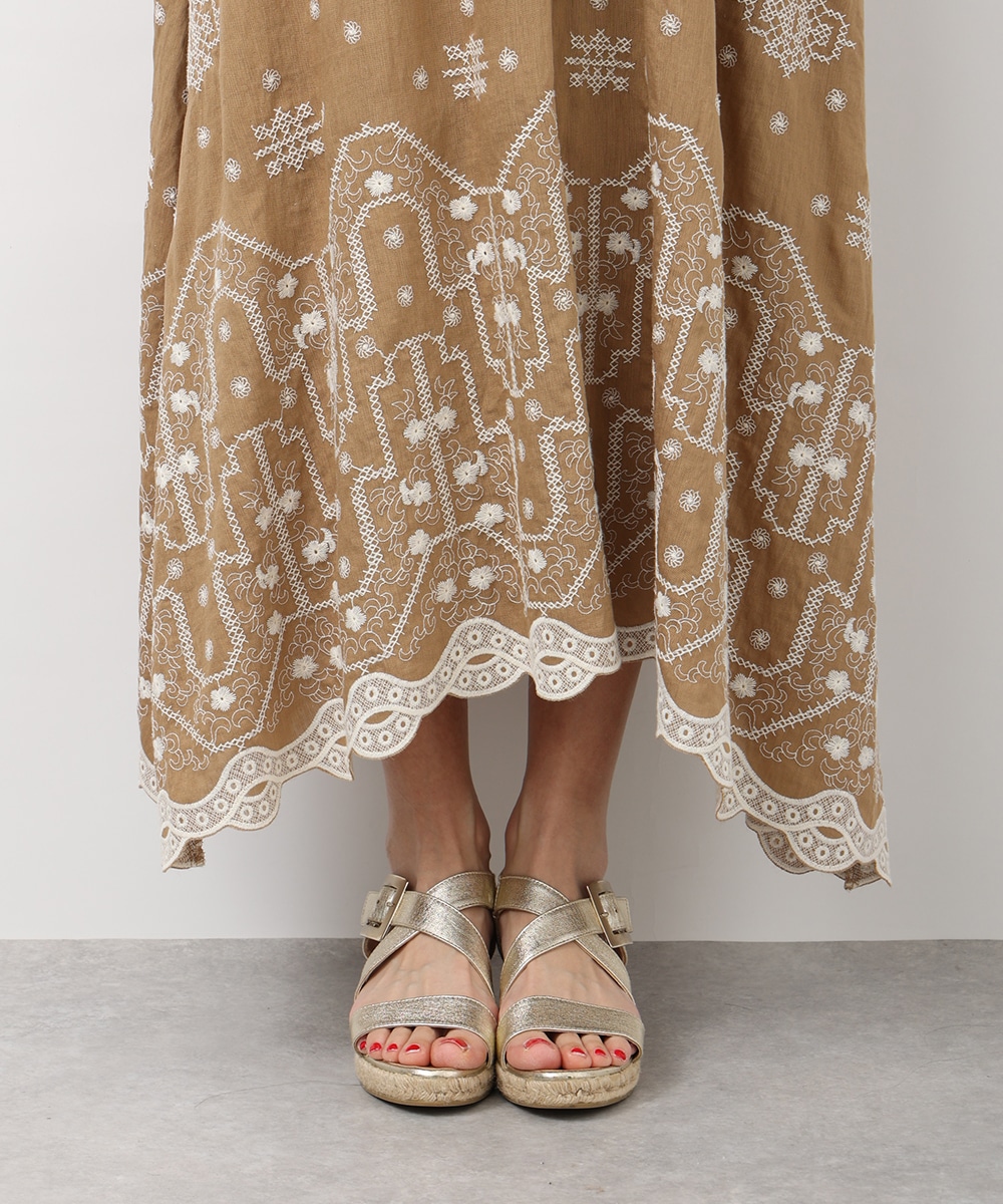 パフスリーブ刺繍ワンピース