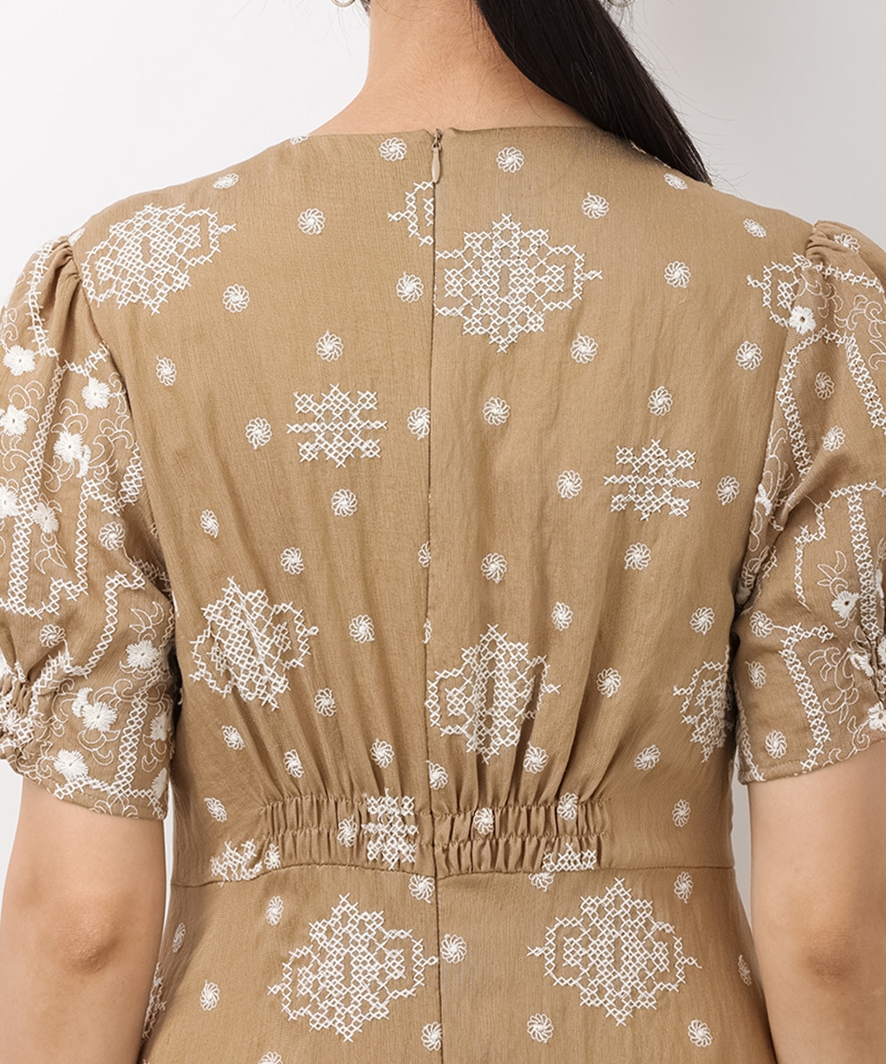 パフスリーブ刺繍ワンピース