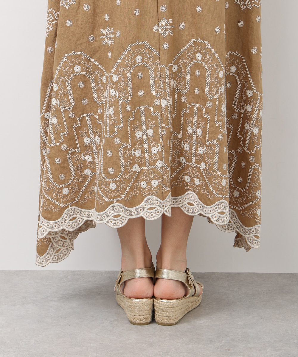 パフスリーブ刺繍ワンピース