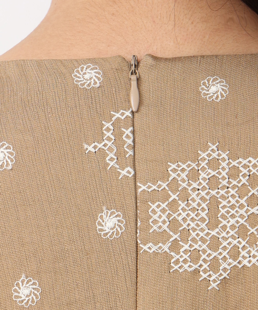 パフスリーブ刺繍ワンピース
