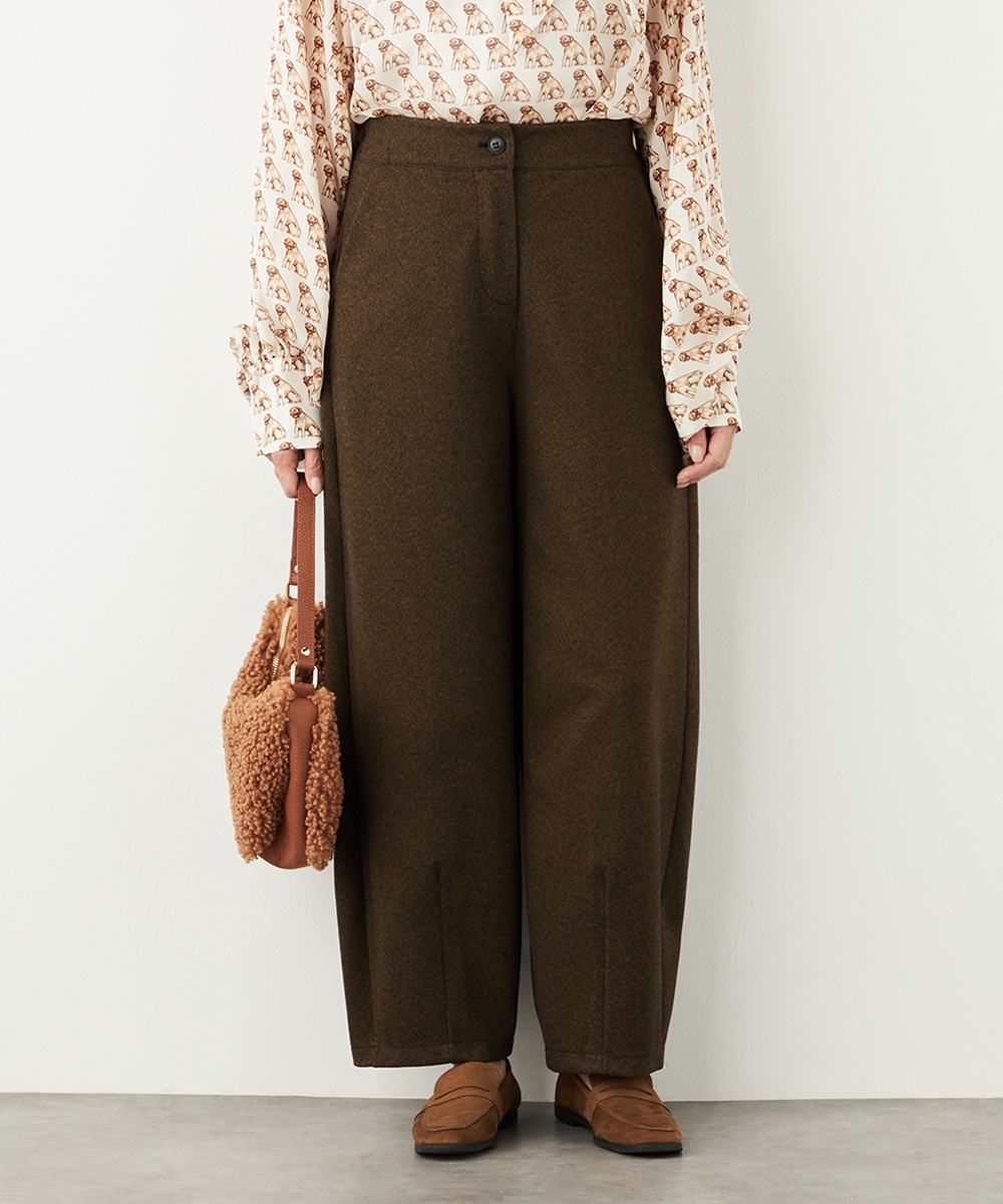 裾タックテーパードパンツ