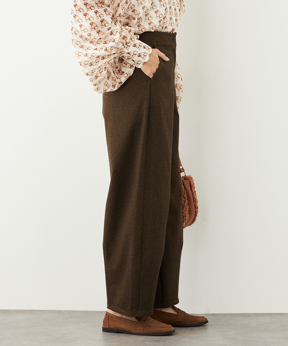 裾タックテーパードパンツ