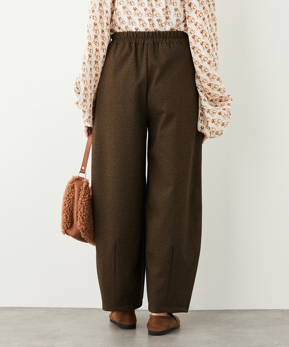 裾タックテーパードパンツ