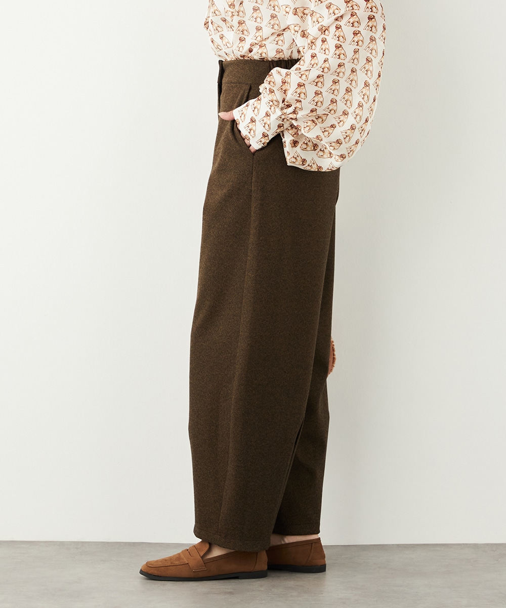 裾タックテーパードパンツ