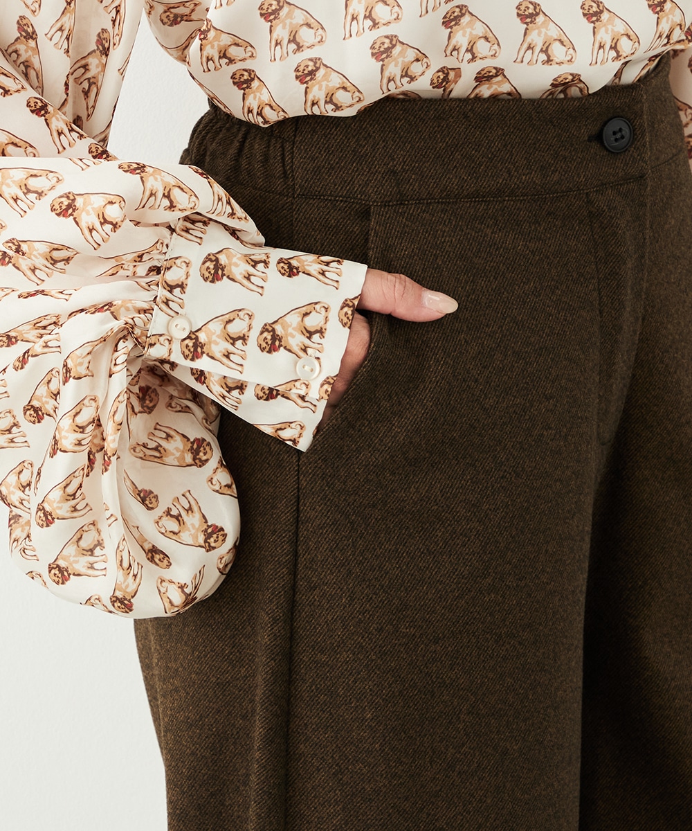 裾タックテーパードパンツ