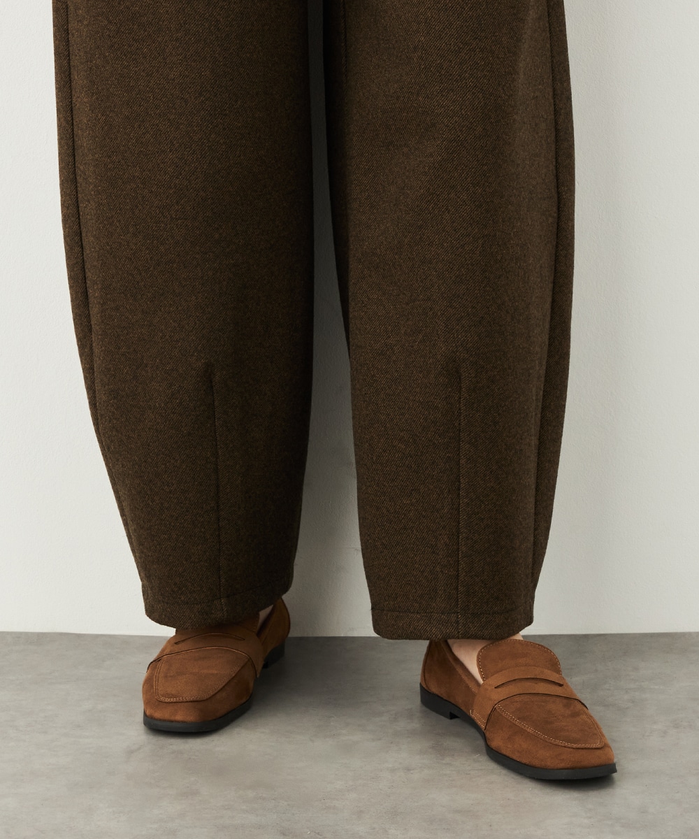 裾タックテーパードパンツ