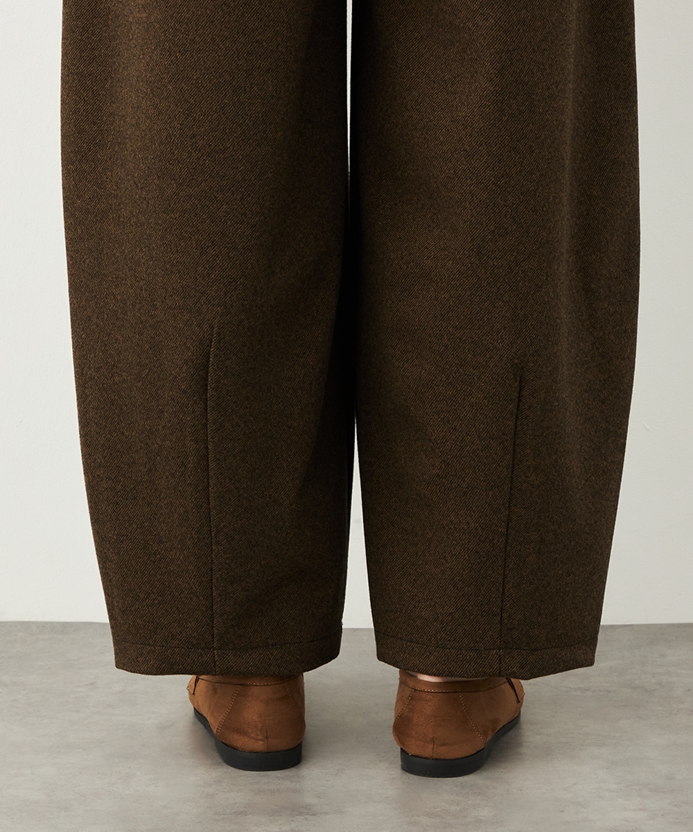 裾タックテーパードパンツ