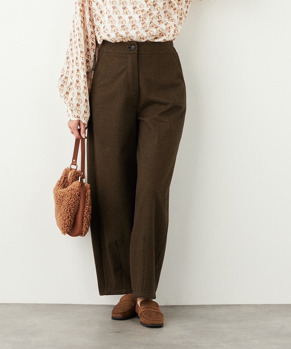  armoire capriceの裾タックテーパードパンツ