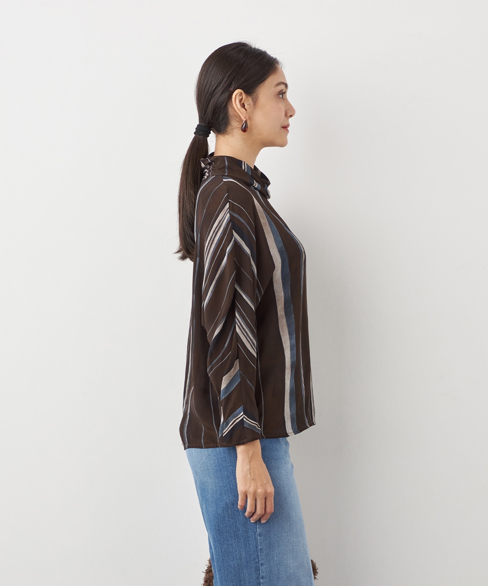 ストライプハイネックブラウス