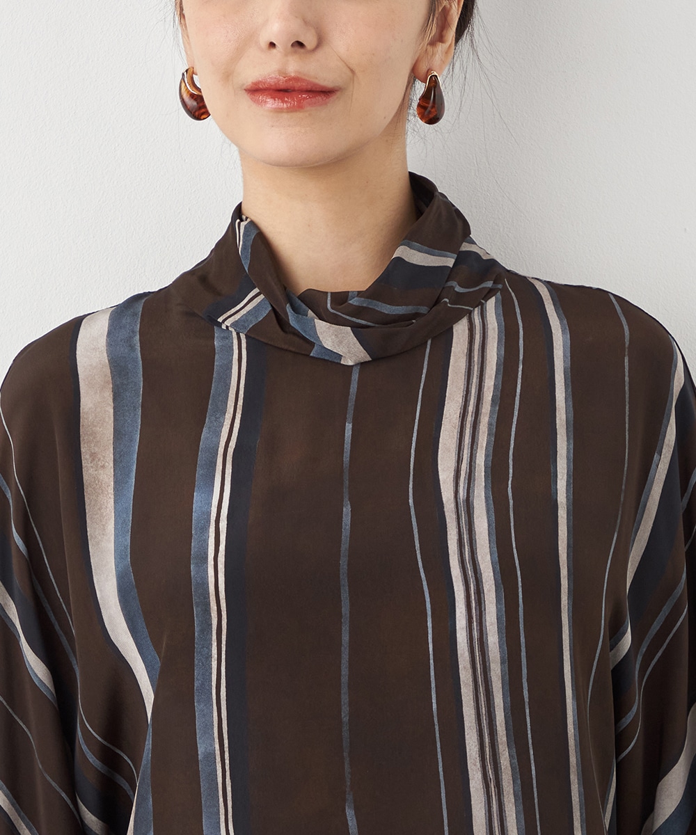 ストライプハイネックブラウス