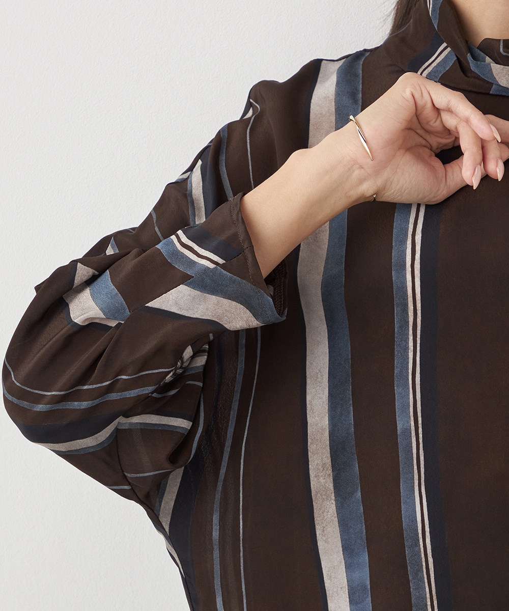 ストライプハイネックブラウス