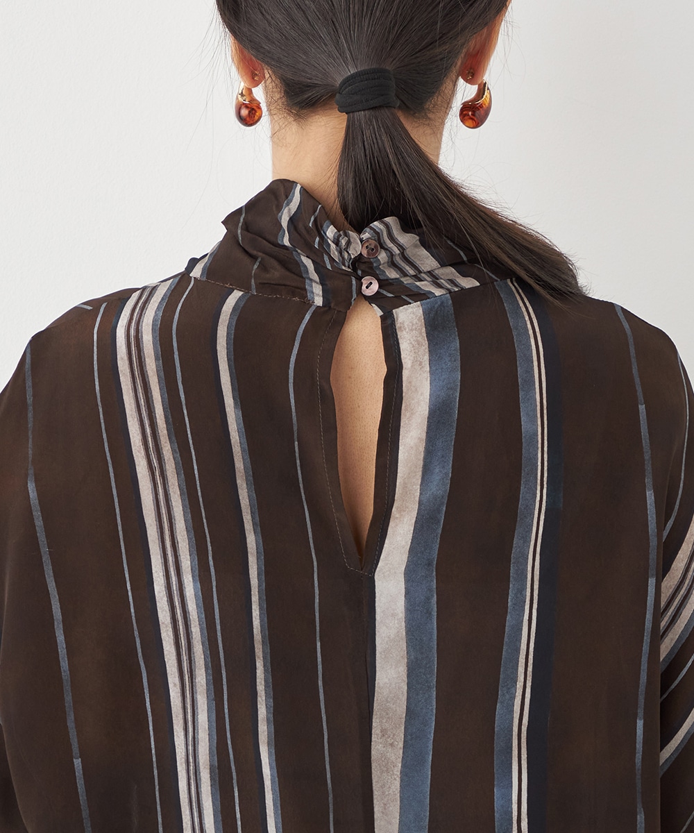 ストライプハイネックブラウス