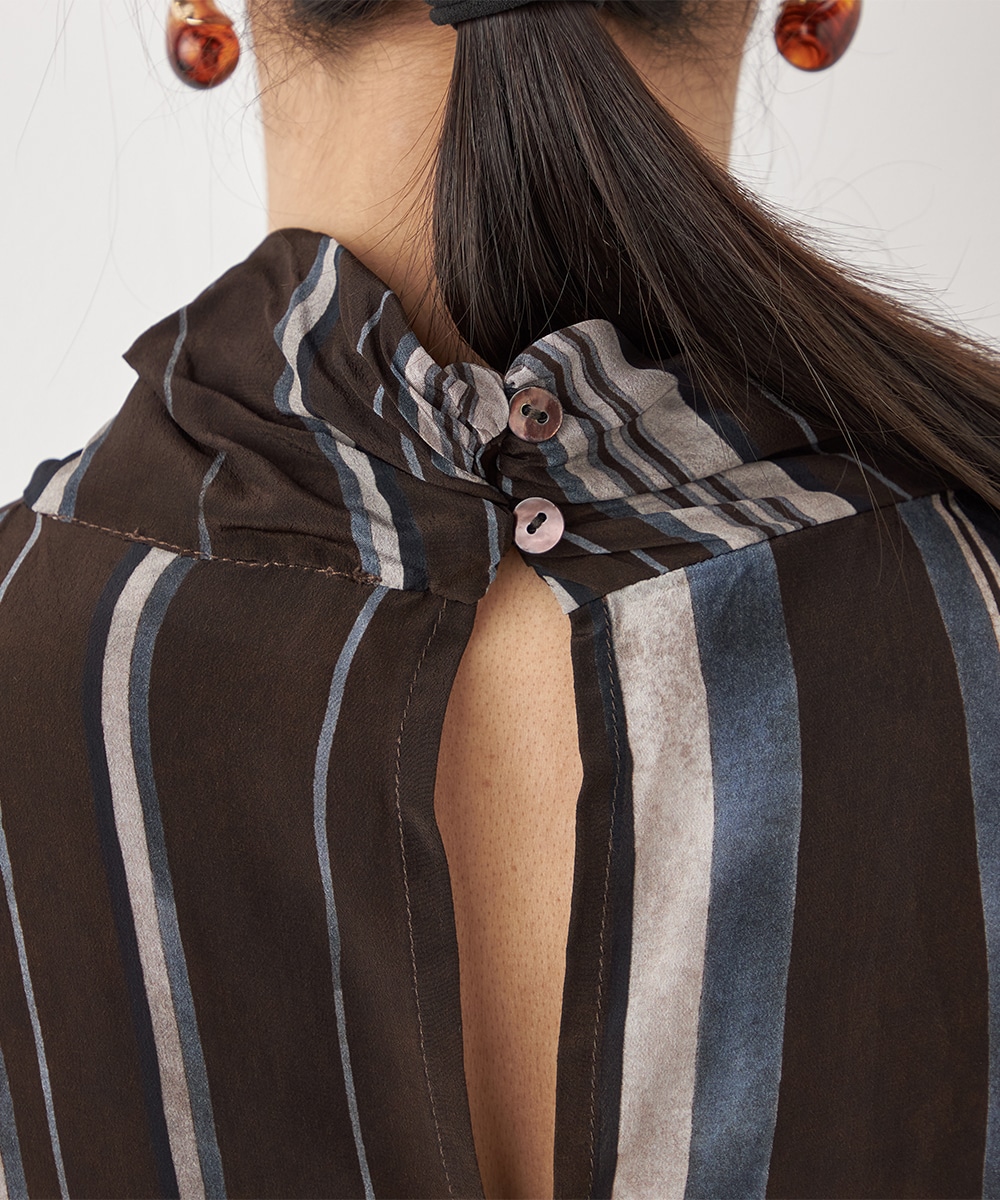 ストライプハイネックブラウス