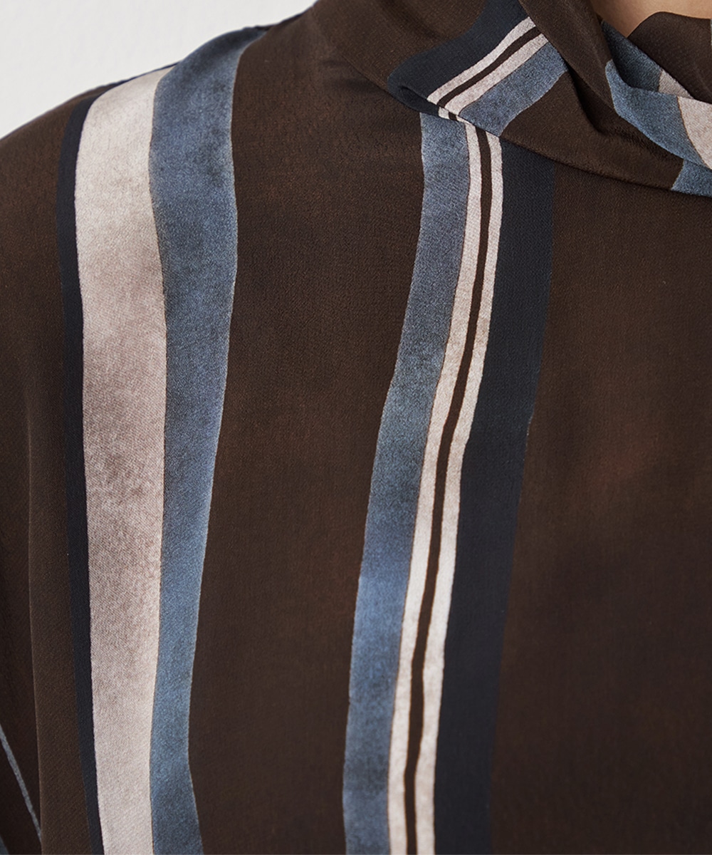 ストライプハイネックブラウス