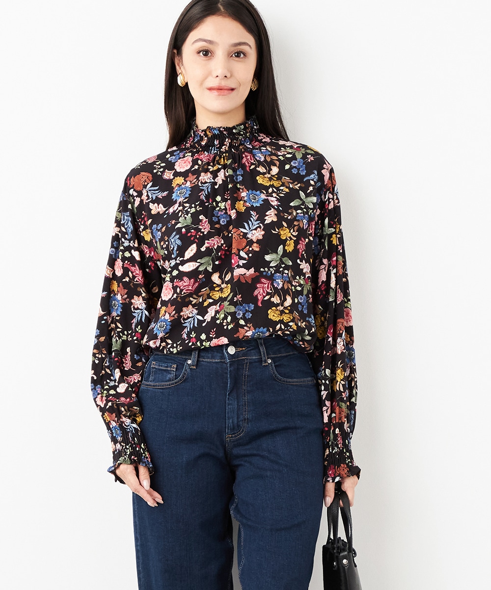  armoire capriceのフラワーシャーリングハイネックブラウス