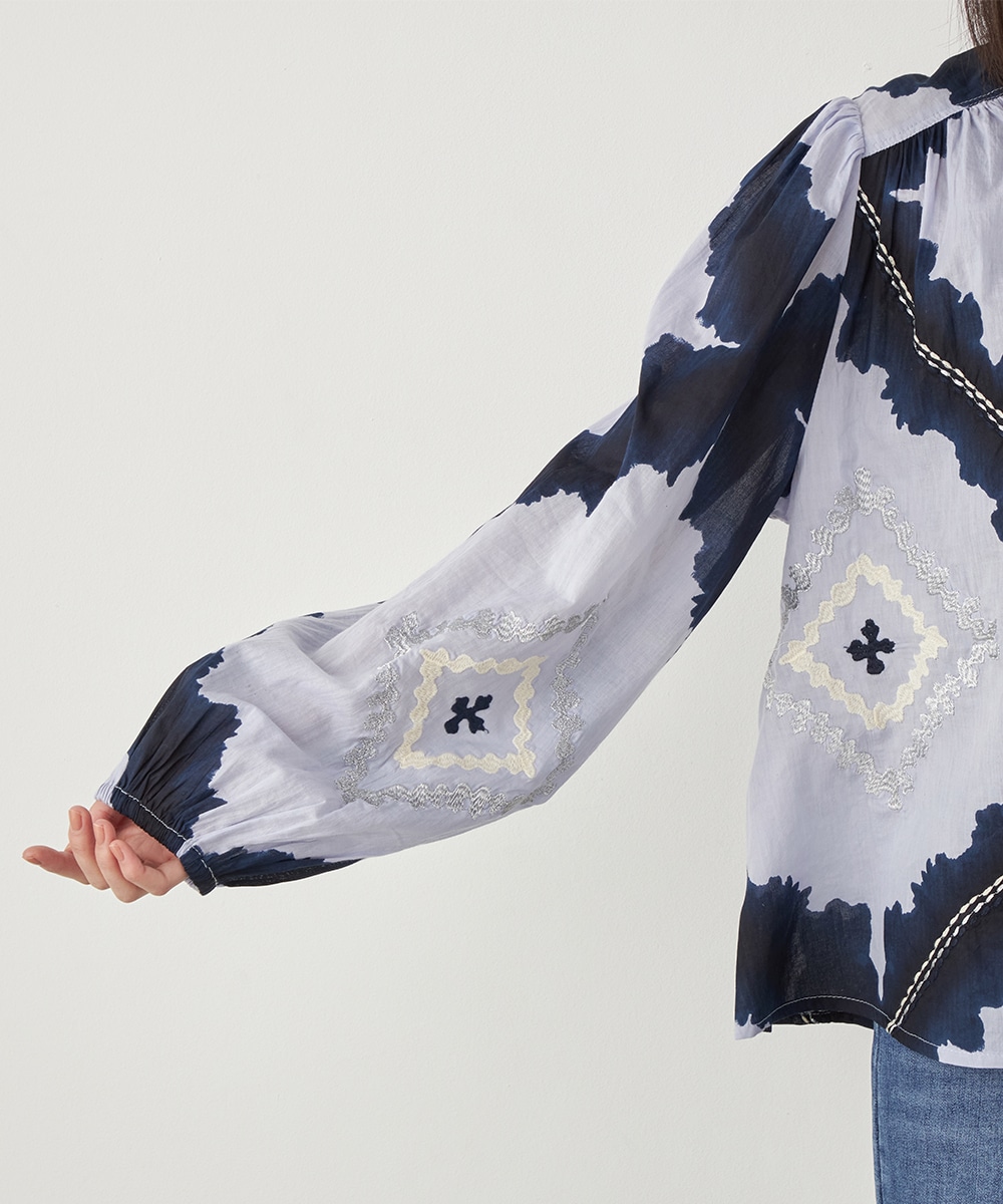 ダイヤ刺繍ブラウス