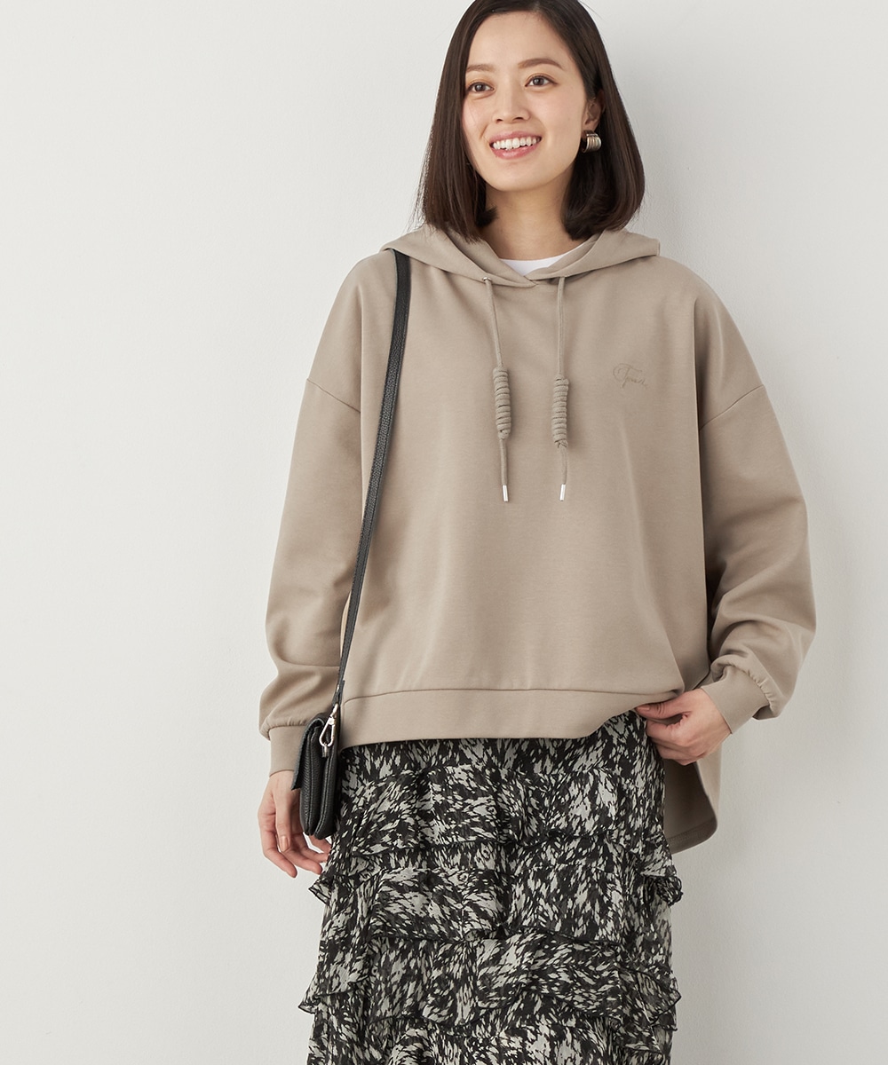 アシンメトリーロゴ刺繍フーディ
