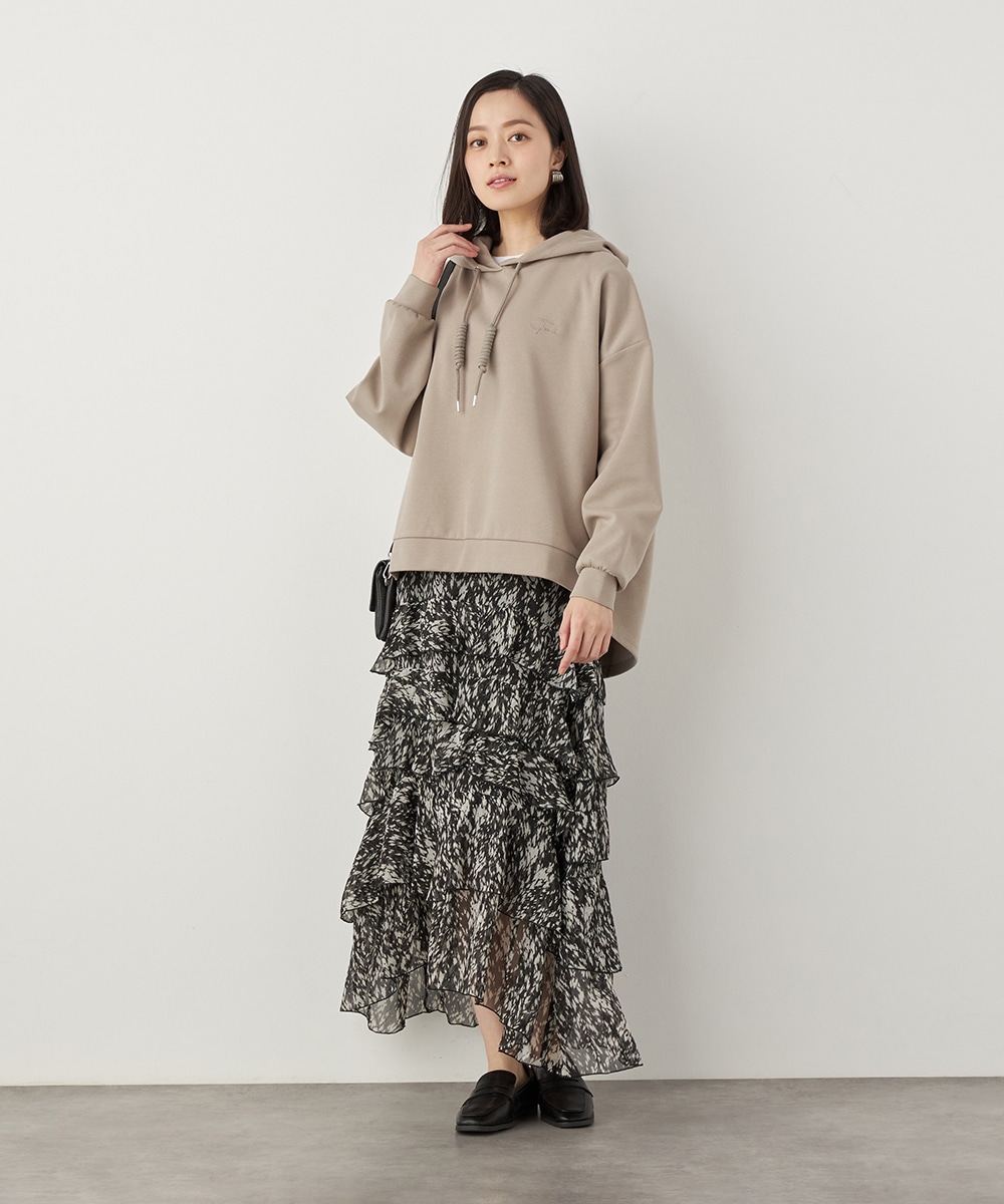 アシンメトリーロゴ刺繍フーディ