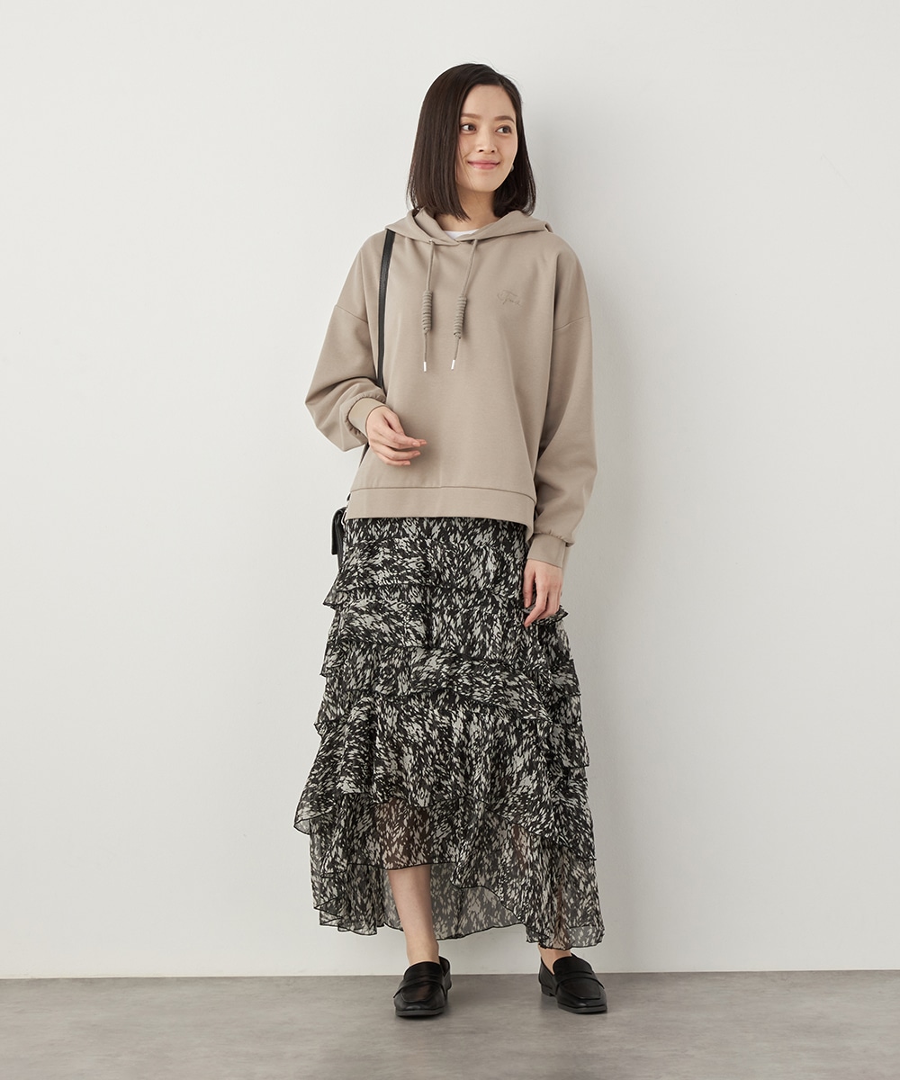 アシンメトリーロゴ刺繍フーディ