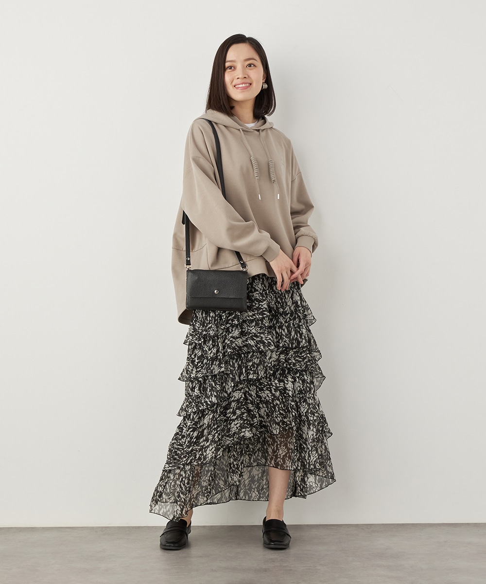 アシンメトリーロゴ刺繍フーディ