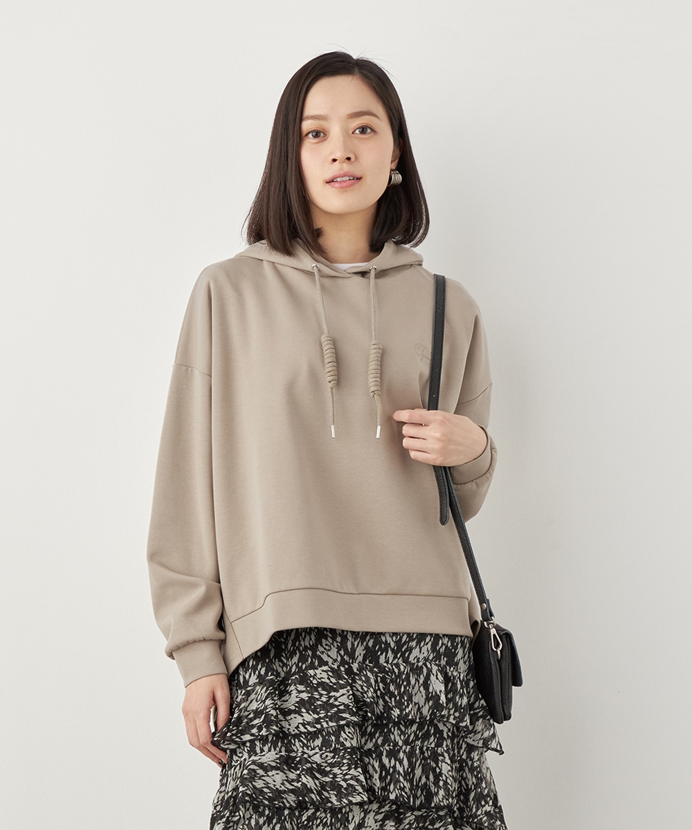 アシンメトリーロゴ刺繍フーディ