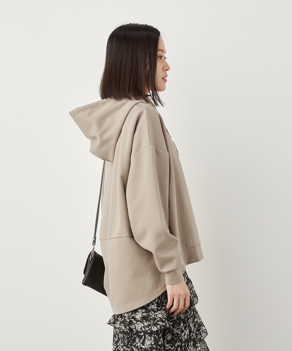 アシンメトリーロゴ刺繍フーディ