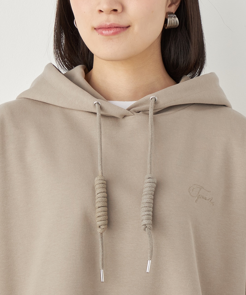 アシンメトリーロゴ刺繍フーディ