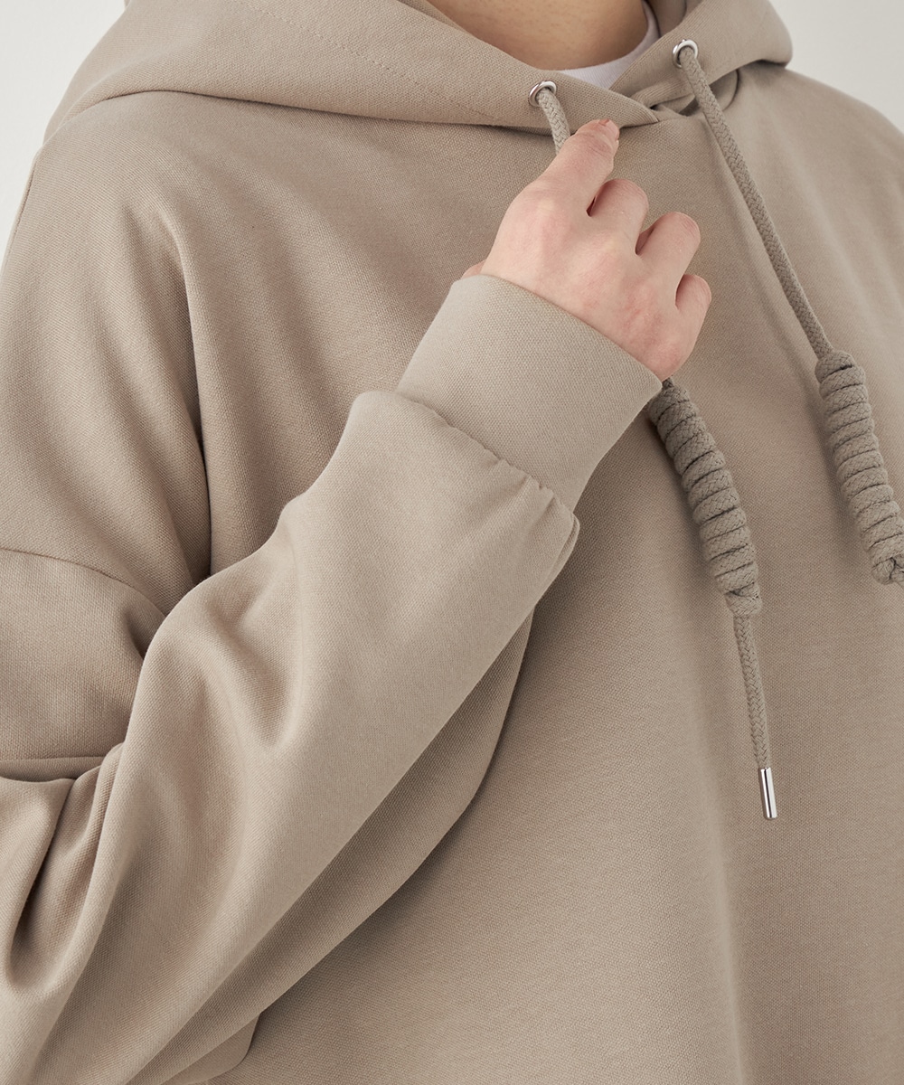 アシンメトリーロゴ刺繍フーディ