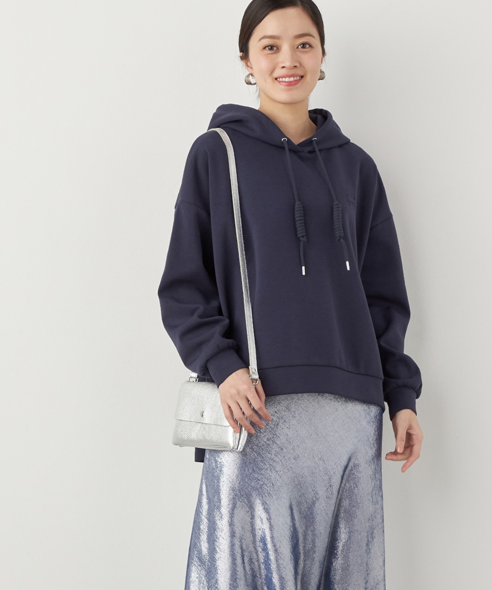 アシンメトリーロゴ刺繍フーディ