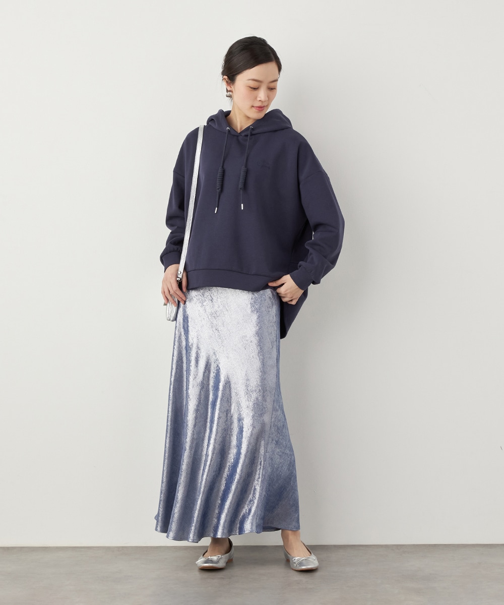 アシンメトリーロゴ刺繍フーディ