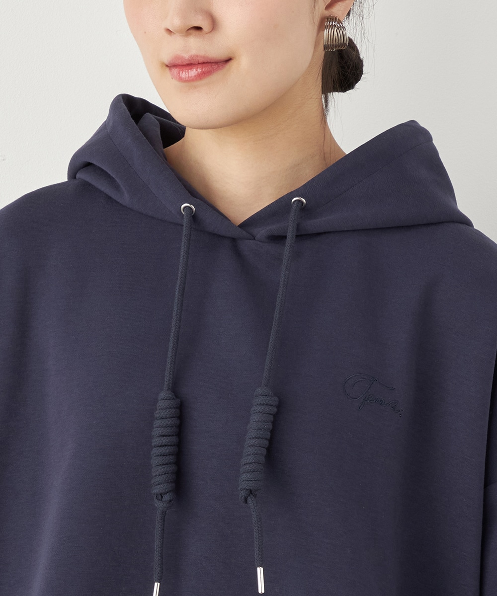 アシンメトリーロゴ刺繍フーディ