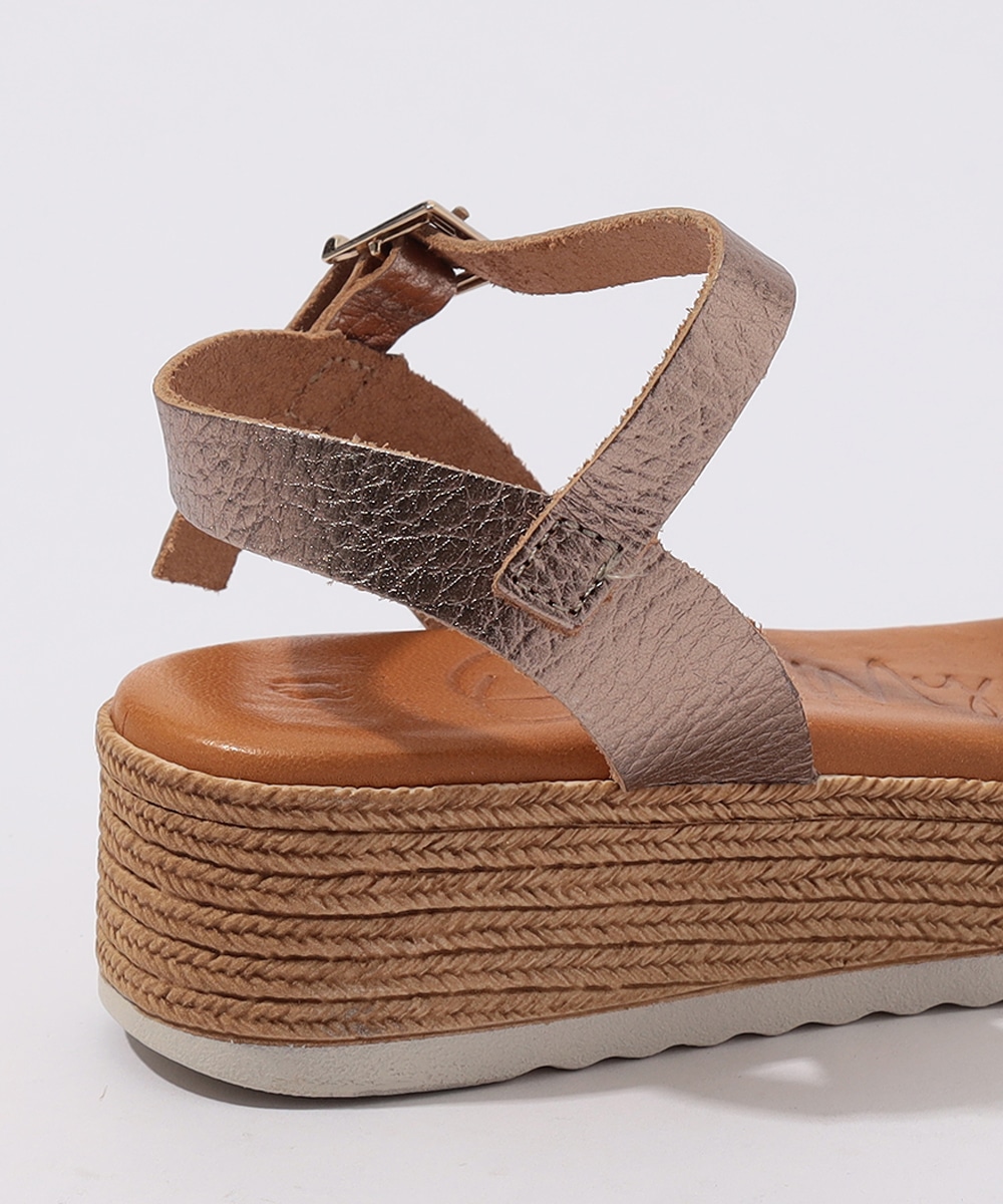 メタリックサンダル