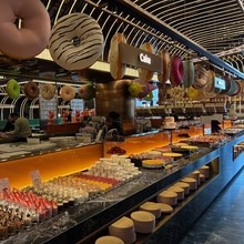 SNSで話題！パリ郊外の巨大ビュッフェ『LEOPARD』へ。お寿司や家庭料理も楽しめる驚きの充実度